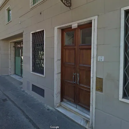 70 τ.μ. με 2 υπνοδωμάτιο και 1 ιδιωτικό μπάνιο σε ιστορικό κέντρο